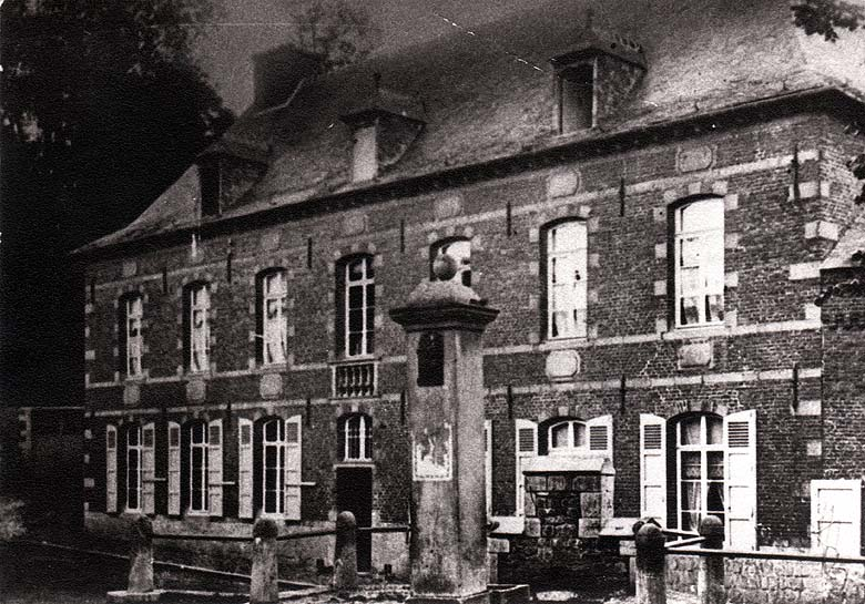 Maison des chapelins. Remarquez une pompe publique devant la maison